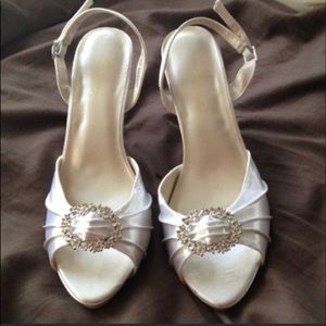 Dyeable satin peep toe pumps